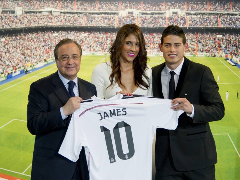 A Madrid la presentazione ufficiale di James Rodriguez neo acquisto milionario del Real insieme al presidente Florentino Perez. Vera star dell’evento l&#39;attarente e giovanissima moglie del giocatore, Daniela Ospina (LaPresse)